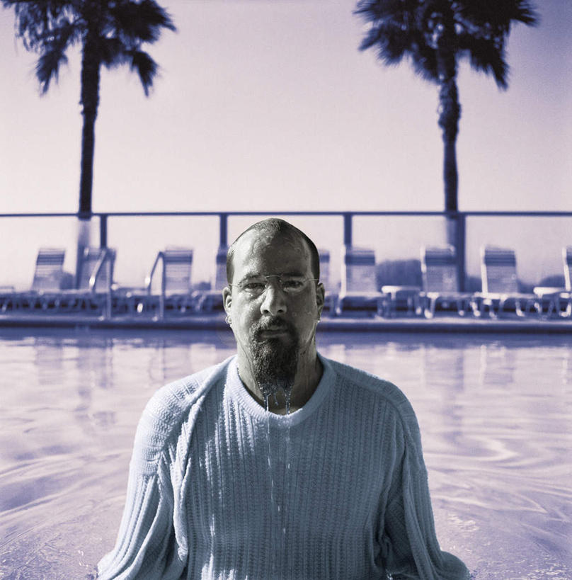 西方人,一个人,体育馆,游泳池,坐,竖图,室外,白天,正面,水,植物,棕榈树,叶子,椅子,欧洲,欧洲人,仅一个男性,仅一个人,一排,服装,整齐,躺椅,水池,水面,云,云朵,绿叶,云彩,注视,休闲装,泳池,树,树木,排列,仅一个年轻男性,衣服,蓝色,绿色,白云,蓝天,天空,自然,天,观察,看,休闲,休闲服,嫩叶,服饰,生长,成长,观看,沙滩椅,察看,游泳馆,队列,关注,棕榈叶,男人,男性,年轻男性,白种人,叶,叶片,坐着,半身,彩图