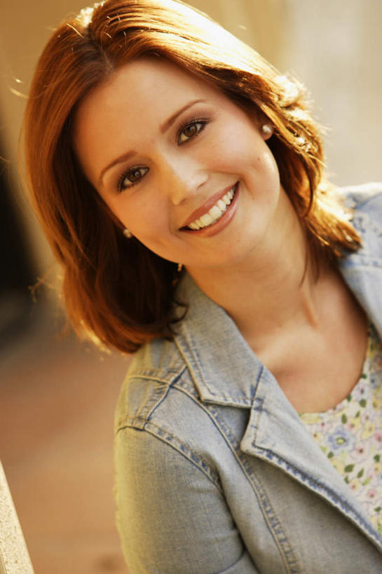 西方人,一个人,站,笑,微笑,露齿笑,竖图,室内,白天,正面,欧洲,欧洲人,仅一个年轻女性,仅一个女性,仅一个人,阴影,光线,影子,注视,阳光,观察,看,站着,观看,察看,关注,年轻女性,女人,女性,白种人,站立,半身,彩图