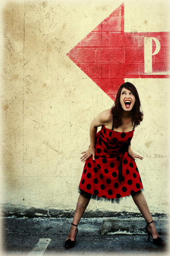 西方人,一个人,站,竖图,室外,白天,正面,裙子,欧洲,欧洲人,仅一个年轻女性,仅一个女性,仅一个人,连衣裙,标志,文字,字符,字母,墙,标识,墙壁,墙面,站着,张嘴,张大嘴巴,年轻女性,女人,女性,白种人,张开嘴,站立,半身,彩图