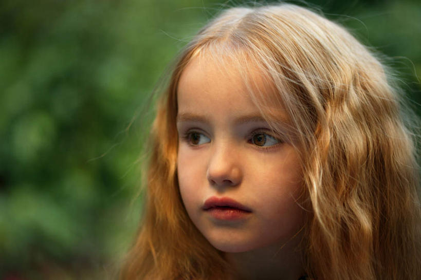 西方人,儿童,一个人,站,横图,室内,白天,正面,纯洁,植物,欧洲,欧洲人,仅一个女性,仅一个人,树,树木,小孩,绿色,自然,站着,仅一个小孩,金色,可爱,童年,童趣,生长,成长,童真,烂漫,无邪,天真,女孩,女人,女性,白种人,孩子,长发,卷发,站立,半身,彩图,女生