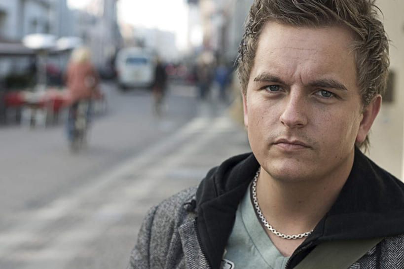 西方人,一个人,站,横图,室外,白天,正面,道路,路,公路,欧洲,欧洲人,仅一个男性,仅一个人,服装,朦胧,模糊,交通,注视,休闲装,仅一个年轻男性,衣服,观察,看,站着,休闲,休闲服,服饰,观看,察看,关注,男人,男性,年轻男性,白种人,马路,站立,半身,彩图