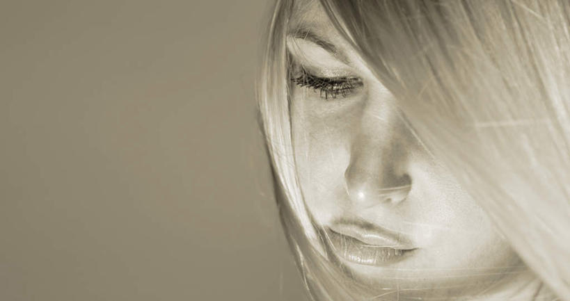 西方人,一个人,站,横图,室内,白天,正面,欧洲,欧洲人,仅一个年轻女性,仅一个女性,仅一个人,注视,低头,观察,看,站着,金色,摄影,影棚,观看,察看,关注,年轻女性,女人,女性,白种人,长发,站立,半身,彩图,影棚拍摄,拍摄