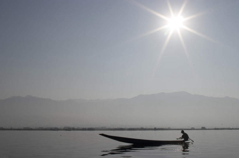 划船,皮划艇,西方人,一个人,坐,横图,室外,白天,镜头眩光,仰视,河流,山,山脉,水,太阳,船,欧洲,欧洲人,仅一个男性,仅一个人,阴影,光线,影子,河水,山峰,水流,山峦,背光,仅一个年轻男性,蓝色,蓝天,天空,阳光,交通工具,群山,天,载具,逆光,荡舟,男人,男性,年轻男性,白种人,坐着,彩图,低角度拍摄,全身