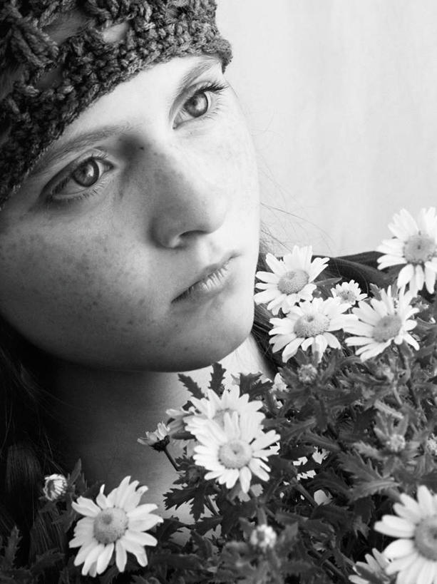 西方人,儿童,一个人,站,竖图,黑白,室内,白天,正面,快乐,幸福,纯洁,植物,帽子,欧洲,欧洲人,仅一个女性,仅一个人,许多,盛开,玛格丽特,雏菊,花,花瓣,花朵,花卉,鲜花,小孩,白色,花蕊,站着,仅一个小孩,菊花,活力,可爱,童年,童趣,希望,坚强,和平,童真,烂漫,无邪,离别,延命菊,幸福花,春菊,马兰头花,棉帽,暗恋,纯情,单恋,天真,女孩,女人,女性,白种人,孩子,站立,半身,愉快,女生