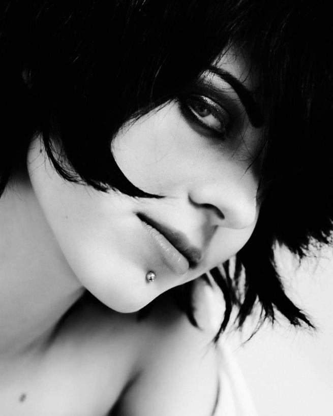 西方人,一个人,站,竖图,黑白,室内,白天,正面,欧洲,欧洲人,仅一个年轻女性,仅一个女性,仅一个人,注视,观察,看,站着,观看,察看,关注,年轻女性,女人,女性,白种人,站立,半身