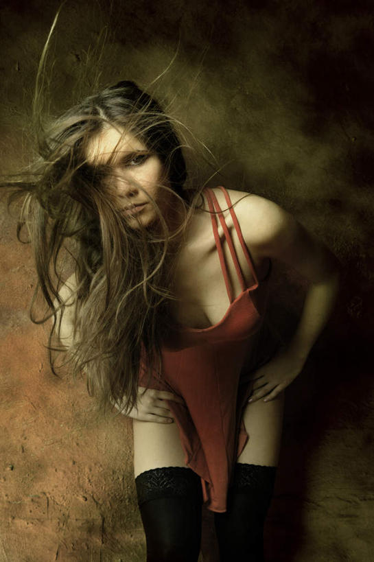 西方人,一个人,站,竖图,室内,白天,正面,欧洲,欧洲人,仅一个年轻女性,仅一个女性,仅一个人,服装,注视,休闲装,衣服,观察,看,站着,休闲,休闲服,服饰,观看,察看,关注,年轻女性,女人,女性,白种人,站立,半身,彩图