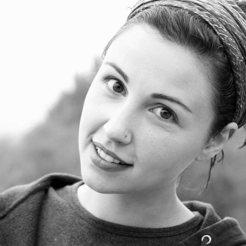 西方人,脸,头,脸颊,一个人,站,方图,黑白,室外,白天,正面,欧洲,欧洲人,仅一个年轻女性,仅一个女性,仅一个人,阴影,服装,朦胧,模糊,光线,影子,注视,休闲装,衣服,阳光,观察,看,站着,休闲,休闲服,服饰,观看,察看,关注,年轻女性,女人,女性,白种人,头部,脸部,脸蛋,面部,站立,半身