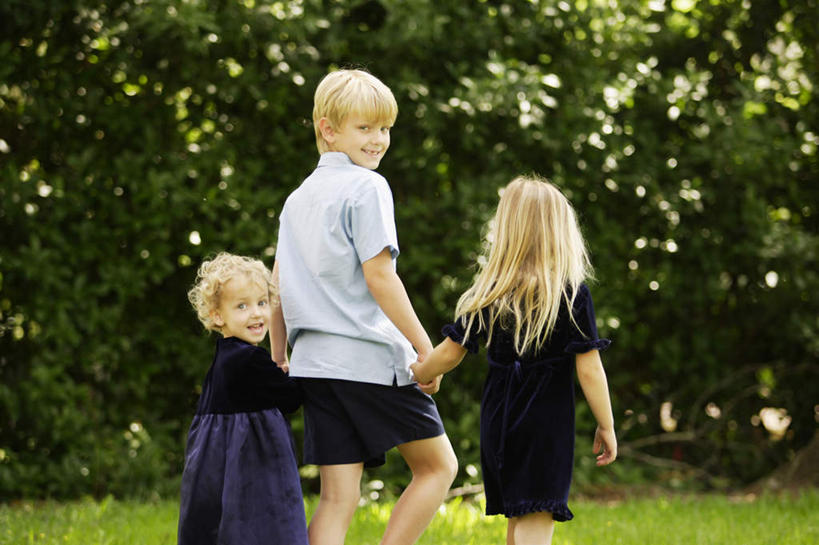 西方人,儿童,三个人,伙伴,朋友,站,握手,横图,室外,白天,正面,友谊,纯洁,草地,草坪,植物,欧洲,欧洲人,扭头,注视,草,树,树木,小孩,绿色,自然,观察,看,站着,转头,可爱,童年,童趣,生长,成长,观看,察看,关注,童真,烂漫,无邪,天真,友情,男孩,男人,男性,白种人,搀手,拉手,手搀手,手拉手,手牵手,手握手,站立,半身,彩图,男生