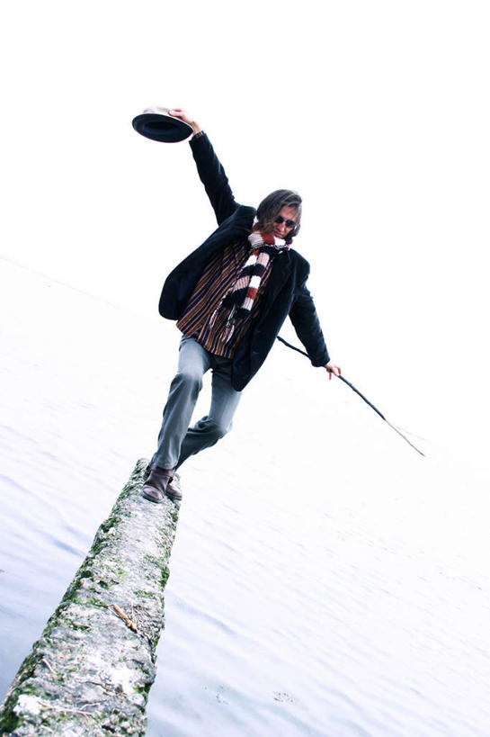 西方人,一个人,站,举,竖图,室外,白天,正面,海浪,海洋,欧洲,欧洲人,仅一个男性,仅一个人,仅一个中年男性,浪花,海水,托,站着,海景,男人,男性,中年男性,白种人,大海,风浪,海,海水的波动,近岸浪,涌浪,举起,举手,举着,向上举,向上伸,向上托,站立,半身,彩图