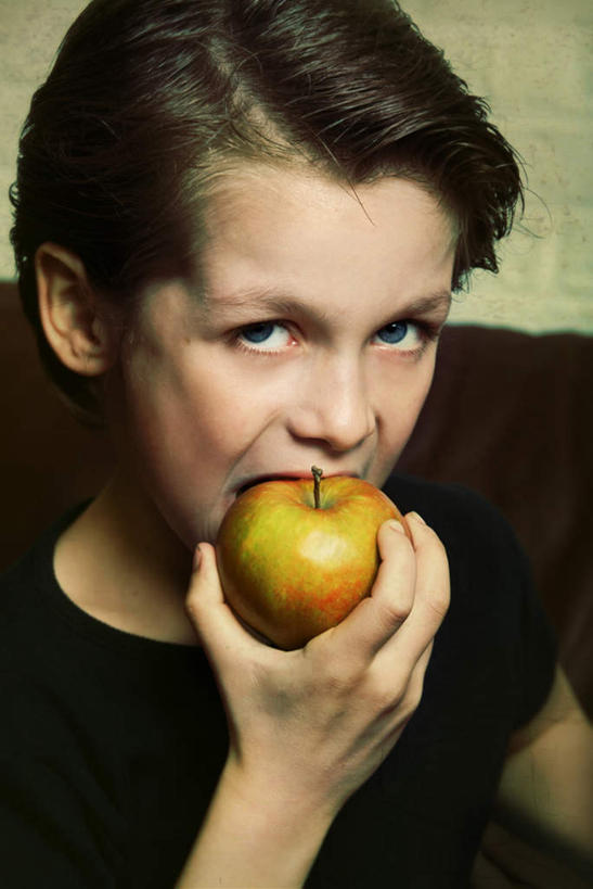 西方人,儿童,脸,头,脸颊,一个人,坐,竖图,室内,特写,白天,正面,纯洁,沙发,苹果,水果,欧洲,欧洲人,仅一个男性,仅一个人,握,服装,新鲜,墙,生食,食品,果实,拿,拿着,注视,休闲装,墙壁,墙面,食物,一个,小孩,衣服,红色,观察,看,仅一个小孩,休闲,休闲服,可爱,童年,童趣,握着,服饰,有机食品,绿色食品,单个,观看,察看,关注,布艺沙发,童真,烂漫,无邪,天真,男孩,男人,男性,白种人,孩子,头部,脸部,脸蛋,面部,坐着,半身,彩图,男生