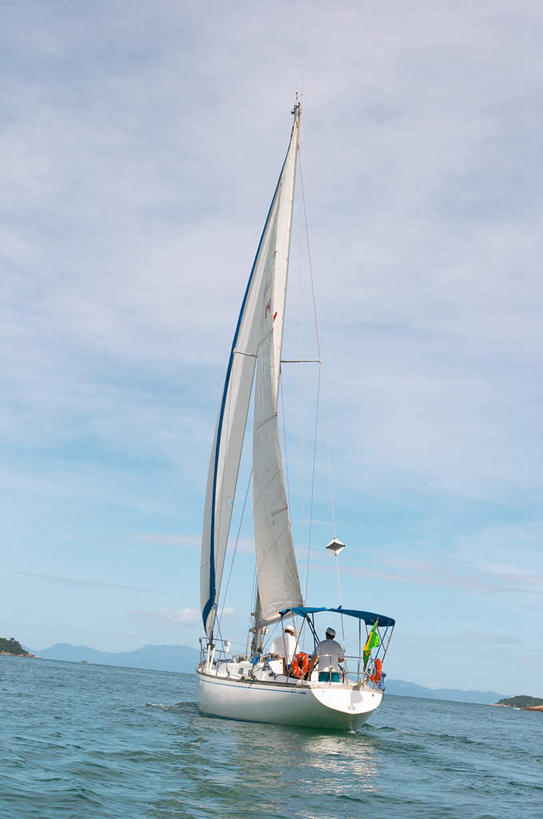 无人,竖图,室外,白天,仰视,旅游,度假,海浪,海洋,美景,船,巴西,一艘,波纹,景观,浪花,水平线,辽阔,游艇,海平线,娱乐,蓝色,蓝天,水纹,天空,自然,海水,交通工具,波浪,天,享受,休闲,广阔,景色,南美,放松,晴朗,一望无际,南美洲,拉丁美洲,自然风光,载具,美洲,海景,万里无云,巴西联邦共和国,亚美利加洲,南亚美利加洲,无边无际,一马平川,大海,风浪,海,海水的波动,近岸浪,涌浪,晴空,晴空万里,彩图,低角度拍摄,水天相接,水天一线