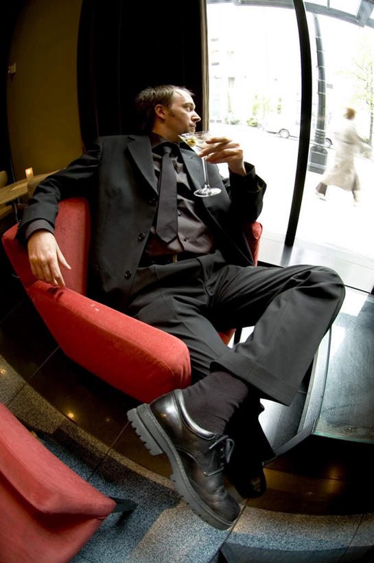 西方人,一个人,坐,竖图,室内,白天,正面,沙发,杯子,欧洲,欧洲人,仅一个男性,仅一个人,高脚杯,酒类,一杯,扭头,注视,文化,玻璃制品,酒,饮料,仅一个年轻男性,红色,酒杯,鸡尾酒,观察,看,转头,调酒,观看,察看,创造,关注,想象,布艺沙发,马提尼,马提尼酒,鸡尾酒杯,男人,男性,年轻男性,白种人,玻璃杯,坐着,彩图,全身