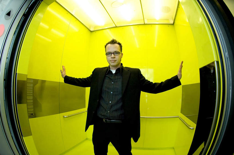 西方人,一个人,伸展双臂,横图,室内,白天,正面,广角镜头,鱼眼镜头,电梯,照明,欧洲,欧洲人,仅一个男性,仅一个人,一副,眼镜,灯光,运输工具,注视,顶灯,灯,仅一个年轻男性,灯具,观察,看,升降梯,观看,照亮,察看,照明设备,关注,近视眼镜,男人,男性,年轻男性,白种人,敞开双臂,伸开双臂,展开双肩,张开手臂,张开双臂,半身,彩图,升降设备