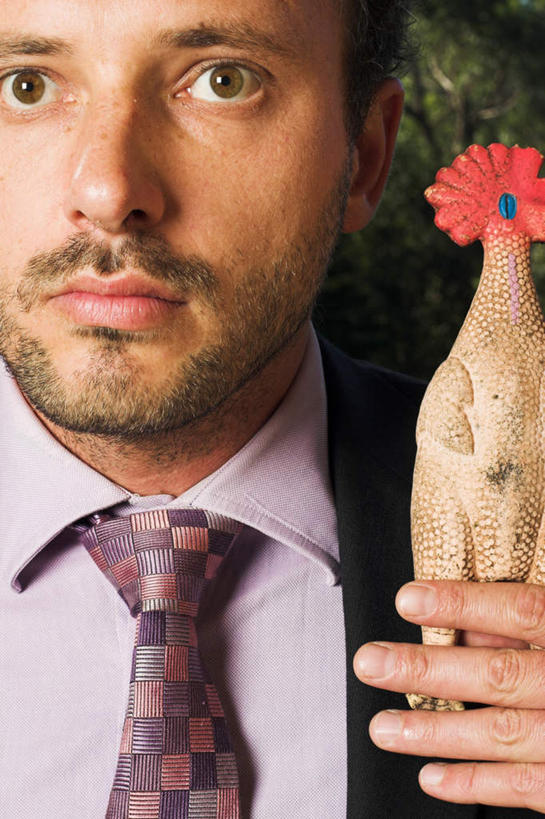 西方人,脸,头,脸颊,胡须,一个人,商务人士,商务男性,举,竖图,室内,白天,正面,衬衫,游戏,鸡,玩具,欧洲,欧洲人,仅一个男性,仅一个人,仅一个中年男性,握,套装,拿,玩,拿着,注视,娱乐,一个,观察,看,托,休闲,橡胶,益智,握着,单个,观看,活动,察看,发泄,关注,消遣,智力,商务装,工薪阶层,橡胶制品,宣泄,男人,男性,中年男性,白种人,头部,胡子,络腮胡,脸部,脸蛋,面部,白领,上班族,举起,举手,举着,玩耍,嬉戏,向上举,向上伸,向上托,半身,彩图,衬衣