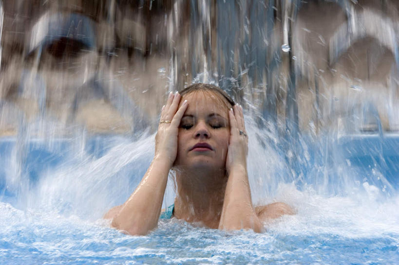 西方人,一个人,体育馆,游泳池,闭眼,横图,室外,白天,正面,水,欧洲,欧洲人,仅一个年轻女性,仅一个女性,仅一个人,飞溅,溅,液体,水池,水滴,水面,泳池,水珠,游泳馆,喷洒,年轻女性,女人,女性,白种人,闭眼睛,闭着眼,闭着眼睛,抬头,仰头,半身,彩图