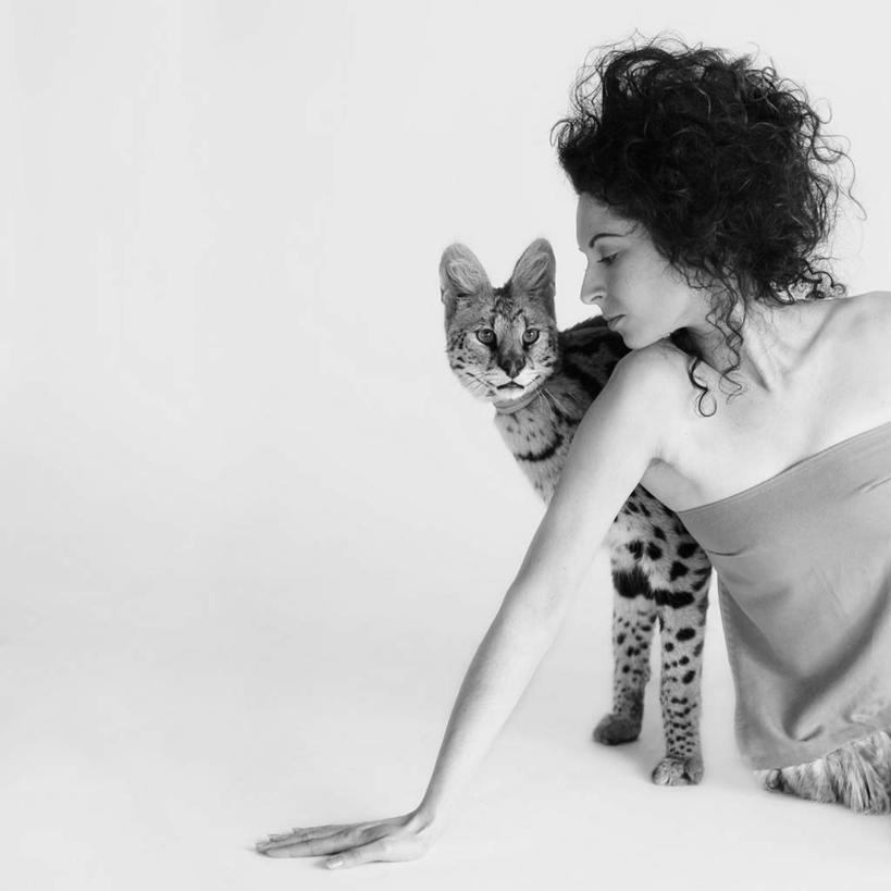 西方人,一个人,方图,黑白,室内,白天,白色背景,正面,宠物,猫,欧洲,欧洲人,仅一个年轻女性,仅一个女性,仅一个人,撑,服装,扭头,注视,休闲装,一只,衣服,动物,观察,看,转头,休闲,休闲服,可爱,摄影,服饰,影棚,观看,察看,撑着,衣着,穿着,关注,猫咪,衣饰,年轻女性,女人,女性,白种人,半身,影棚拍摄,拍摄