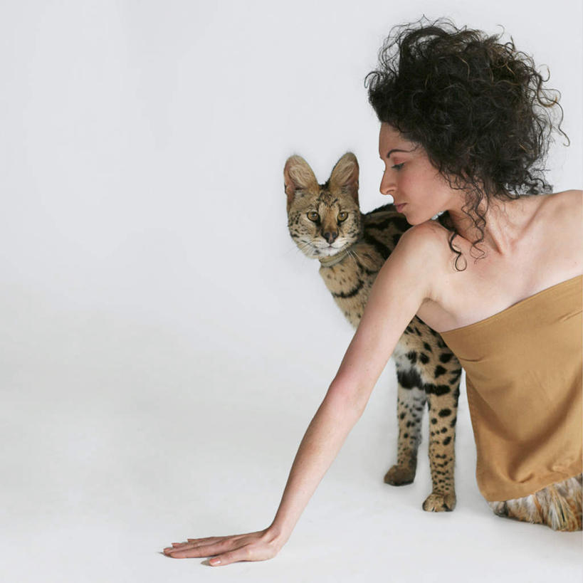 西方人,一个人,方图,室内,白天,白色背景,正面,宠物,猫,欧洲,欧洲人,仅一个年轻女性,仅一个女性,仅一个人,撑,服装,扭头,注视,休闲装,一只,衣服,动物,观察,看,转头,休闲,休闲服,可爱,摄影,服饰,影棚,观看,察看,撑着,衣着,穿着,关注,猫咪,衣饰,年轻女性,女人,女性,白种人,半身,彩图,影棚拍摄,拍摄