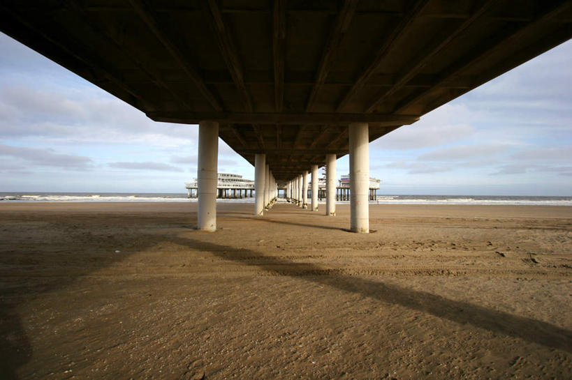 无人,码头,横图,室外,白天,正面,旅游,度假,美景,沙滩,港口,欧洲,荷兰,阴影,光线,木板,沙子,影子,地平线,海岸,景观,云,云朵,桥,辽阔,地面,木桥,沙地,云彩,娱乐,栈桥,蓝色,白云,蓝天,天空,阳光,自然,天,享受,休闲,广阔,景色,放松,晴朗,人行桥,木板桥,一望无际,西欧,自然风光,延伸,天地相交,荷兰王国,尼德兰王国,无边无际,一马平川,海滩,晴空,彩图,摆渡口,埠头,渡口,渡头,港湾,海港,货运码头,口岸,商港