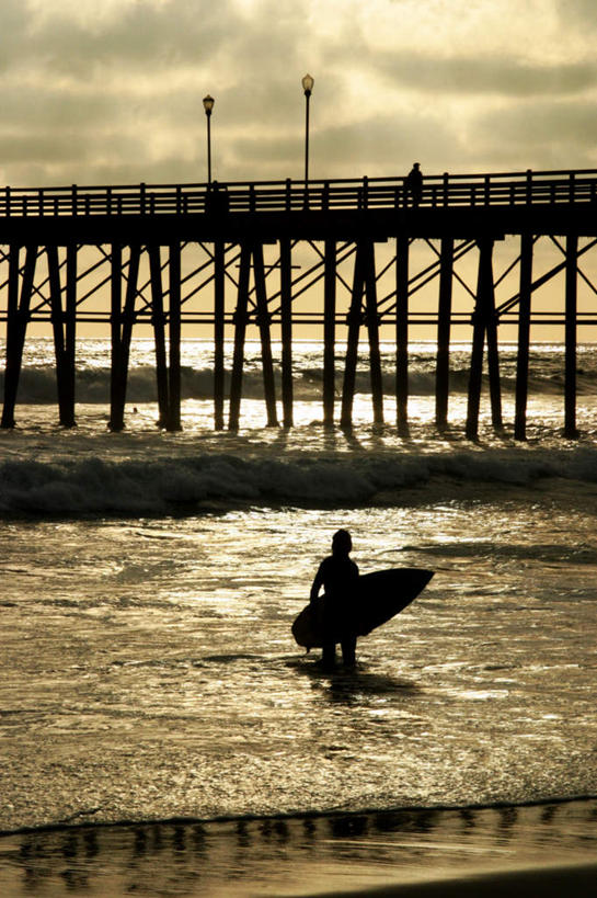 西方人,一个人,码头,站,竖图,室外,白天,正面,旅游,度假,美景,沙滩,港口,欧洲,美国,欧洲人,仅一个男性,仅一个人,阴影,光线,木板,沙子,影子,地平线,海岸,景观,云,云朵,桥,辽阔,地面,木桥,沙地,云彩,娱乐,运动器械,栈桥,仅一个年轻男性,一个,蓝色,白云,蓝天,天空,阳光,自然,天,站着,享受,休闲,广阔,健身器械,景色,放松,晴朗,单个,滑板,人行桥,木板桥,一望无际,北美,北美洲,加利福尼亚,自然风光,延伸,美洲,健身器材,加州,加利福尼亚州,金州,黄金州,天地相交,北亚美利加洲,亚美利加洲,无边无际,一马平川,男人,男性,年轻男性,白种人,海滩,晴空,站立,彩图,全身,摆渡口,埠头,渡口,渡头,港湾,海港,货运码头,口岸,商港,运动器材