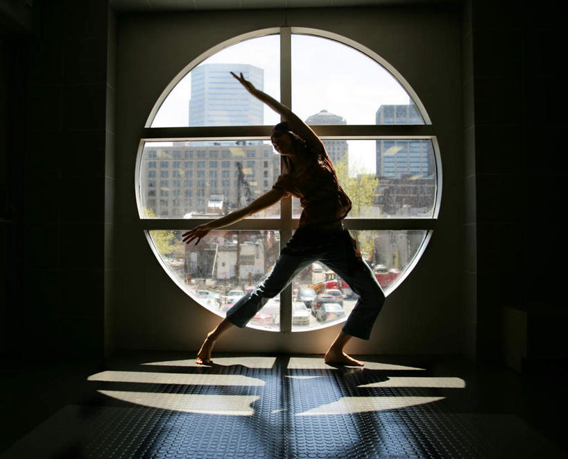 西方人,一个人,跳舞者,高楼大厦,举,伸展双臂,横图,室内,白天,正面,度假,跳舞,美景,窗户,城市风光,城市,大厦,建筑,摩天大楼,玻璃,欧洲,欧洲人,仅一个年轻女性,仅一个女性,仅一个人,一排,阴影,整齐,光线,影子,景观,娱乐,玻璃窗,玻璃制品,排列,蓝色,蓝天,天空,阳光,楼宇,天,托,享受,休闲,景色,放松,晴朗,队列,舞姿,万里无云,年轻女性,女人,女性,白种人,晴空,晴空万里,舞蹈家,舞蹈演员,舞者,敞开双臂,举起,举手,举着,伸开双臂,向上举,向上伸,向上托,展开双肩,张开手臂,张开双臂,彩图,全身,舞蹈,大楼,高层建筑,高楼,摩天楼