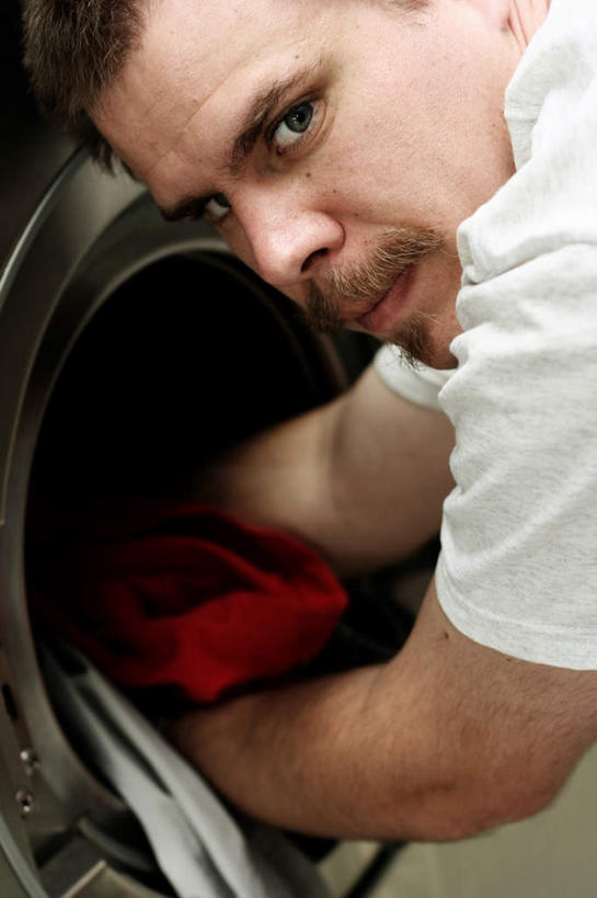 西方人,一个人,竖图,俯视,室内,白天,欧洲,欧洲人,仅一个男性,仅一个人,握,电器,拿,拿着,扭头,注视,仅一个年轻男性,观察,看,转头,握着,洗衣机,观看,一台,察看,家电,家用电器,关注,男人,男性,年轻男性,白种人,清洗,洗涤,半身,彩图,高角度拍摄