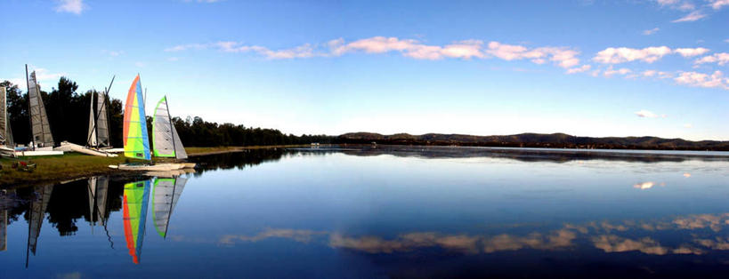 帆船,无人,横图,全景,室外,白天,正面,旅游,度假,湖,湖泊,美景,树林,水,植物,船,一排,阴影,波纹,整齐,光线,影子,湖面,景观,水流,水面,云,云朵,涟漪,云彩,娱乐,树,树木,排列,蓝色,绿色,白云,蓝天,水纹,天空,阳光,自然,交通工具,波浪,湖水,天,享受,休闲,景色,放松,生长,成长,队列,自然风光,载具,水晕,彩图