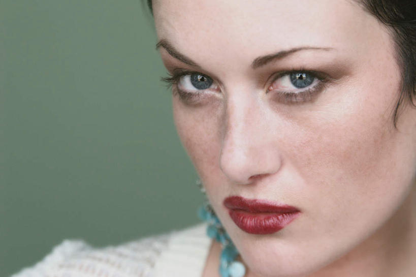 西方人,脸,头,嘴,脸颊,一个人,横图,室内,特写,白天,正面,化妆,美容,欧洲,欧洲人,仅一个年轻女性,仅一个女性,仅一个人,护肤,绿色背景,装饰,注视,唇膏,口红,嘟嘴,观察,看,保养,享受,休闲,撅嘴,放松,保健,摄影,影棚,观看,华丽,修饰,耳坠,点缀,察看,关注,养颜,衬托,美观,雅致,雅观,年轻女性,女人,女性,白种人,头部,脸部,脸蛋,面部,嘴巴,嘴唇,半身,彩图,影棚拍摄,拍摄