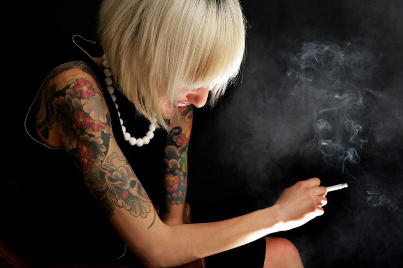 东方人,手,头发,一个人,坐,横图,室内,特写,白天,侧面,时尚,香烟,项链,亚洲,仅一个年轻女性,仅一个女性,仅一个人,一条,握,黑色背景,装饰,围绕,烟雾,拿,拿着,注视,黄种人,文化,纹身,装饰品,一只,黄色,饰品,首饰,观察,看,手部,烟,个性,握着,摄影,信仰,影棚,缭绕,观看,单手,华丽,修饰,点缀,察看,关注,刺青,追求,想象,旋绕,文身,勇气,崇拜,张扬,衬托,美观,雅致,雅观,萦绕,回绕,年轻女性,女人,女性,亚洲人,卷烟,烟草,纸烟,坐着,半身,彩图,影棚拍摄,拍摄