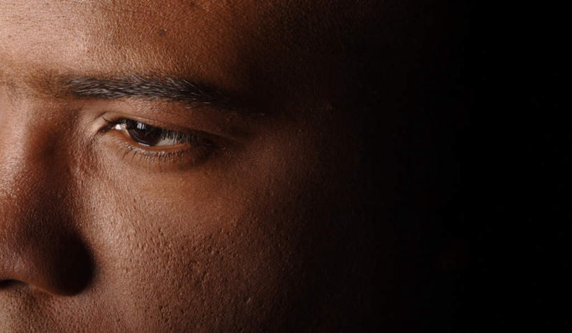 西方人,脸,头,眼睛,脸颊,眉毛,睫毛,秃头,一个人,横图,室内,特写,白天,正面,欧洲,非洲,黑人,欧洲人,瞳孔,仅一个男性,仅一个人,阴影,黑色背景,反射,影子,注视,仅一个年轻男性,观察,看,眯眼,眯,眼部,摄影,影棚,观看,察看,关注,男人,男性,年轻男性,非洲人,头部,光头,无发,睫,脸部,脸蛋,眉,面部,眼,眼睫毛,眼眉,半身,彩图,影棚拍摄,拍摄,眼眉毛