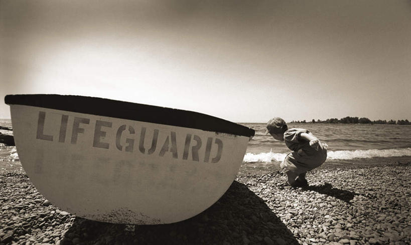 西方人,儿童,一个人,蹲,横图,黑白,室外,白天,纯洁,海浪,海洋,石头,水,船,欧洲,欧洲人,仅一个男性,仅一个人,波纹,飞溅,服装,溅,英文,标志,石子,文字,液体,字符,字母,浪花,水滴,水平线,辽阔,木船,海平线,注视,休闲装,标识,水珠,小孩,背面,衣服,水纹,海水,交通工具,波浪,观察,看,仅一个小孩,休闲,广阔,休闲服,鹅卵石,可爱,童年,童趣,服饰,观看,英文字母,一望无际,察看,舟,关注,喷洒,载具,丢弃,按摩石,海景,童真,烂漫,无邪,抛弃,无边无际,一马平川,遗弃,摈弃,扔掉,扔弃,甩掉,扬弃,天真,男孩,男人,男性,白种人,孩子,大海,风浪,海,海水的波动,近岸浪,石块,涌浪,蹲着,全身,水天相接,水天一线,男生