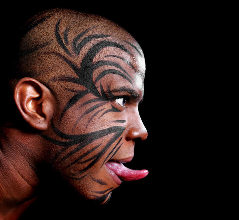 西方人,脸,头,脸颊,一个人,横图,室内,特写,白天,侧面,时尚,欧洲,非洲,黑人,欧洲人,仅一个男性,仅一个人,阴影,黑色背景,反射,影子,注视,文化,吐舌头,纹身,仅一个年轻男性,观察,看,伸舌头,吐舌,个性,摄影,信仰,影棚,观看,察看,关注,刺青,追求,想象,文身,勇气,崇拜,张扬,男人,男性,年轻男性,非洲人,头部,脸部,脸蛋,面部,半身,彩图,影棚拍摄,拍摄