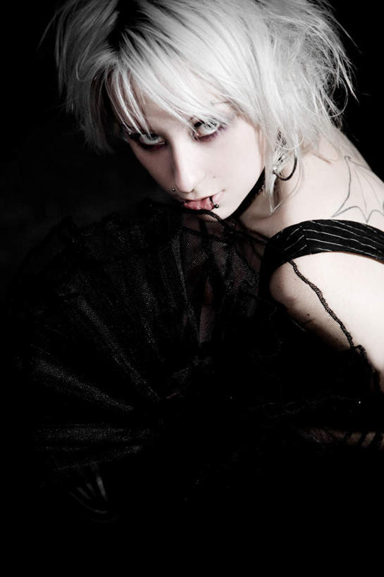 西方人,脸,头,眼睛,鼻子,嘴,耳朵,脸颊,眉毛,睫毛,一个人,竖图,俯视,室内,夜晚,裙子,神秘,欧洲,欧洲人,瞳孔,仅一个年轻女性,仅一个女性,仅一个人,阴影,黑色背景,连衣裙,反射,影子,注视,观察,看,眼部,摄影,影棚,观看,诡异,察看,关注,年轻女性,女人,女性,白种人,头部,鼻,鼻孔,耳,耳部,睫,口,口腔,脸部,脸蛋,眉,面部,眼,眼睫毛,眼眉,嘴巴,嘴唇,半身,彩图,高角度拍摄,影棚拍摄,拍摄,眼眉毛