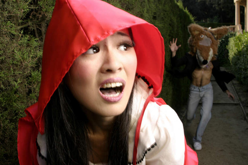 西方人,脸,头,眼睛,鼻子,嘴,脸颊,眉毛,睫毛,一个人,横图,室外,特写,白天,正面,欧洲,欧洲人,瞳孔,仅一个年轻女性,仅一个女性,仅一个人,服装,注视,衣服,红色,观察,看,张嘴,眼部,服饰,观看,察看,恐怖,衣着,穿着,关注,惧怕,张大嘴巴,衣饰,惊骇,恐惊,恐惧,年轻女性,女人,女性,白种人,头部,鼻,鼻孔,睫,脸部,脸蛋,眉,面部,眼,眼睫毛,眼眉,嘴巴,嘴唇,张开嘴,半身,彩图,眼眉毛