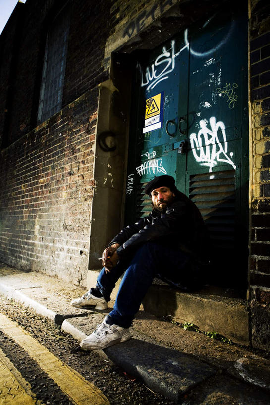 西方人,胡须,一个人,坐,竖图,室外,夜晚,正面,抽象,绘画,石头,楼梯,门,香烟,欧洲,欧洲人,仅一个男性,仅一个人,仅一个中年男性,握,阴影,服装,艺术,光线,彩绘,石子,图案,影子,阶梯,墙,艺术品,古典,拿,拿着,扭头,注视,休闲装,文化,墙壁,墙面,台阶,衣服,阳光,工艺品,门框,观察,看,品味,转头,休闲,概念,思考,休闲服,烟,握着,服饰,观看,美术,察看,高雅,关注,美学,思虑,图文,男人,男性,中年男性,白种人,胡子,络腮胡,卷烟,烟草,纸烟,石块,坐着,彩图,全身,涂鸦