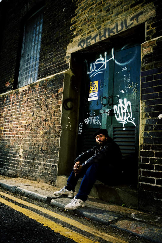 西方人,胡须,一个人,坐,竖图,室外,夜晚,正面,抽象,绘画,石头,楼梯,门,香烟,欧洲,欧洲人,仅一个男性,仅一个人,仅一个中年男性,握,阴影,服装,艺术,光线,彩绘,石子,图案,影子,阶梯,墙,艺术品,古典,拿,拿着,扭头,注视,休闲装,文化,墙壁,墙面,台阶,衣服,阳光,工艺品,门框,观察,看,品味,转头,休闲,概念,思考,休闲服,烟,握着,服饰,观看,美术,察看,高雅,关注,美学,思虑,图文,男人,男性,中年男性,白种人,胡子,络腮胡,卷烟,烟草,纸烟,石块,坐着,彩图,全身,涂鸦