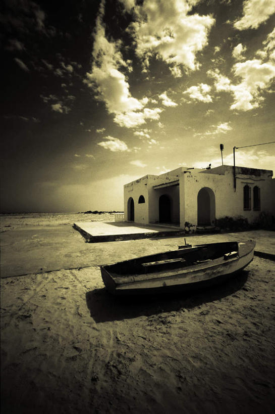 无人,家,竖图,室外,白天,正面,旅游,度假,海浪,海洋,美景,路灯,船,照明,非洲,突尼斯,阴影,波纹,光线,影子,房屋,屋子,景观,浪花,水平线,云,云朵,辽阔,灯光,木船,海平线,云彩,破坏,娱乐,楼房,破损,住宅,灯,蓝色,白云,蓝天,水纹,天空,阳光,自然,海水,交通工具,波浪,天,享受,休闲,广阔,景色,放松,晴朗,一望无际,照亮,损坏,舟,照明设备,自然风光,载具,丢弃,海景,北非,抛弃,阿非利加洲,突尼斯共和国,无边无际,一马平川,遗弃,摈弃,扔掉,扔弃,甩掉,扬弃,大海,风浪,海,海水的波动,近岸浪,涌浪,晴空,彩图,房子,水天相接,水天一线