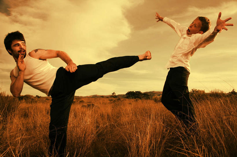 西方人,胡须,两个人,跳,举,伸展双臂,横图,室外,白天,正面,时尚,日落,植物,欧洲,欧洲人,服装,枯萎,晚霞,霞光,落日,枯草,注视,休闲装,文化,纹身,草,衣服,黄色,黄昏,观察,看,托,张嘴,休闲,休闲服,彩霞,个性,服饰,信仰,观看,察看,搏斗,格斗,关注,刺青,追求,想象,张大嘴巴,文身,勇气,崇拜,张扬,肉搏,夕照,男人,男性,中年男性,白种人,胡子,络腮胡,夕阳,张开嘴,敞开双臂,举起,举手,举着,伸开双臂,跳跃,向上举,向上伸,向上托,展开双肩,张开手臂,张开双臂,彩图,全身,斜阳