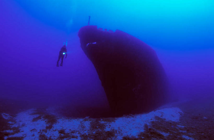 游泳,西方人,一个人,横图,室外,白天,仰视,锻炼,运动,海底,水下,轮船,船,照明,欧洲,欧洲人,仅一个男性,仅一个人,握,阴影,光线,珊瑚,影子,水底,灯光,拿,拿着,注视,珊瑚礁,灯,仅一个年轻男性,一个,阳光,交通工具,观察,看,蛙鞋,握着,海底世界,潜水,单个,观看,脚蹼,照亮,察看,照明设备,关注,载具,手电筒,潜水装备,电筒,手电,海底礁,浮潜,潜水运动,体育,男人,男性,年轻男性,白种人,海床,礁,岩石,彩图,低角度拍摄,全身,健身