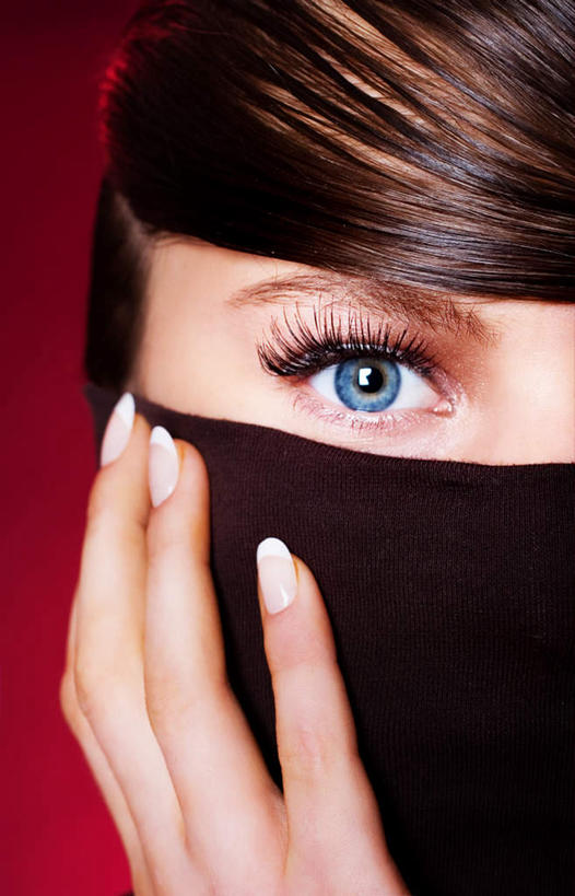 西方人,脸,头,脸颊,手,一个人,举,竖图,室内,特写,白天,正面,毛衣,欧洲,欧洲人,仅一个年轻女性,仅一个女性,仅一个人,红色背景,分离,过滤,分开,口罩,托,手部,隔断,遮,遮掩,摄影,影棚,隔离,卫生,掩盖,遮挡,净化,间隔,预防,遮盖,防尘,掩饰,断绝,隔开,屏蔽,屏绝,远离,中断,阻遏,阻隔,年轻女性,女人,女性,白种人,头部,脸部,脸蛋,面部,举起,举手,举着,向上举,向上伸,向上托,半身,彩图,影棚拍摄,绒衣,套衫,套头毛衣,线衣,拍摄