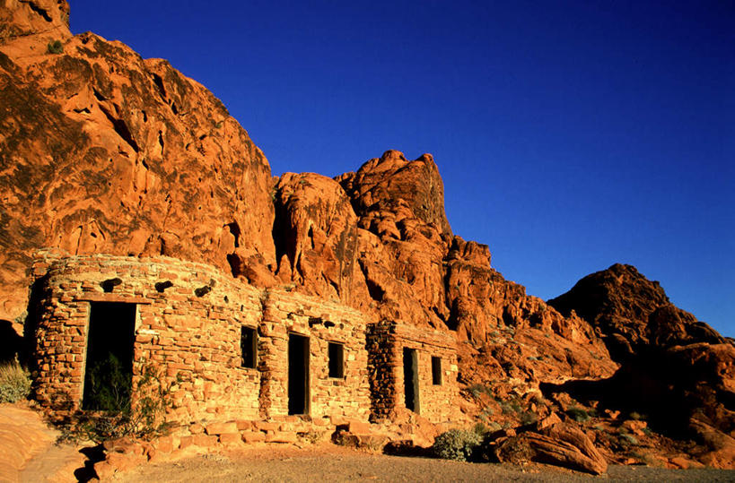 无人,公园,横图,室外,白天,仰视,旅游,度假,石头,名胜古迹,山,山脉,门,标志建筑,地标,建筑,美国,阴影,遗迹,光线,石子,影子,墙,山峰,山峦,古迹,历史,文物,娱乐,建设,古建筑,废墟,墙壁,墙面,古代,蓝色,蓝天,天空,阳光,门框,群山,天,享受,休闲,旅游胜地,放松,晴朗,北美,北美洲,国家公园,美洲,古文明,内华达州,万里无云,北亚美利加洲,亚美利加洲,内华达,北美艾灌木丛州,产银之州,银山州,银之州,古远,火焰谷国家公园,石块,岩石,晴空,晴空万里,彩图,低角度拍摄