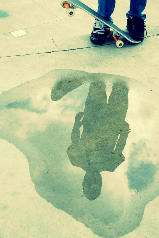 西方人,一个人,站,竖图,俯视,室外,白天,运动鞋,鞋子,欧洲,欧洲人,仅一个男性,仅一个人,阴影,裤子,光线,影子,云,云朵,水潭,云彩,注视,牛仔裤,踩,仅一个年轻男性,蓝色,白云,倒影,蓝天,天空,阳光,天,踩着,观察,看,站着,积水,晴朗,滑板,观看,休闲鞋,察看,倒映,关注,反照,男人,男性,年轻男性,白种人,晴空,站立,半身,彩图,高角度拍摄