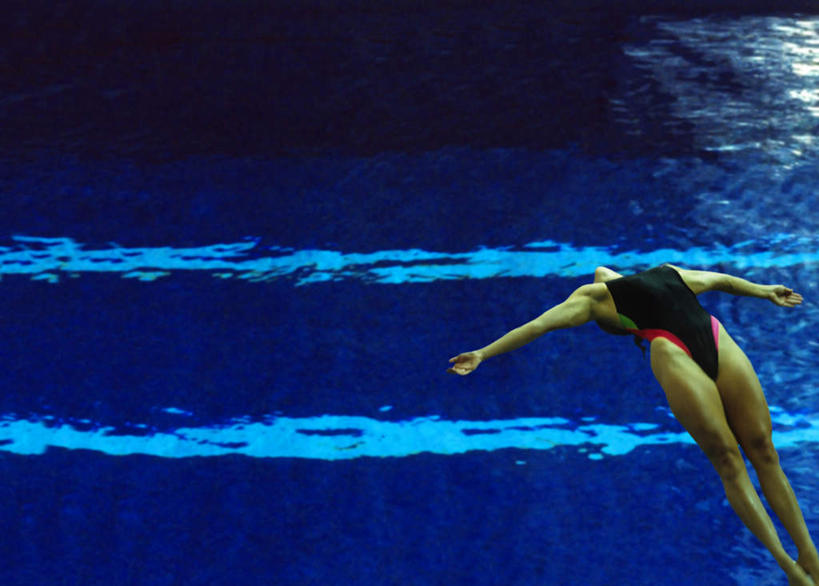 跳水,西方人,一个人,运动员,体育馆,游泳池,跳,伸展双臂,横图,俯视,室内,白天,泳装,锻炼,运动,水,欧洲,欧洲人,仅一个年轻女性,仅一个女性,仅一个人,波纹,水池,水面,涟漪,半空,注视,泳池,倒影,水纹,波浪,观察,看,观看,察看,游泳馆,倒映,颠倒,倒置,关注,水上运动,连体泳衣,水晕,反照,体育,年轻女性,女人,女性,白种人,体育运动员,运动选手,敞开双臂,伸开双臂,跳跃,展开双肩,张开手臂,张开双臂,半身,彩图,高角度拍摄,泳衣,健身