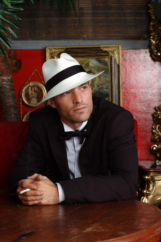 西方人,脸,头,脸颊,手,一个人,商务人士,商务男性,坐,双手交叉,竖图,室内,特写,白天,正面,衬衫,绘画,桌面,桌子,香烟,帽子,椅子,油画,欧洲,欧洲人,仅一个男性,仅一个人,握,套装,艺术,木制,木椅,古典,拿,拿着,注视,礼帽,文化,肩膀,仅一个年轻男性,木制品,工艺品,观察,看,品味,手部,烟,握着,观看,美术,察看,高雅,关注,商务装,工薪阶层,美学,男人,男性,年轻男性,白种人,头部,脸部,脸蛋,面部,白领,上班族,卷烟,烟草,纸烟,十字手,坐着,半身,彩图,衬衣