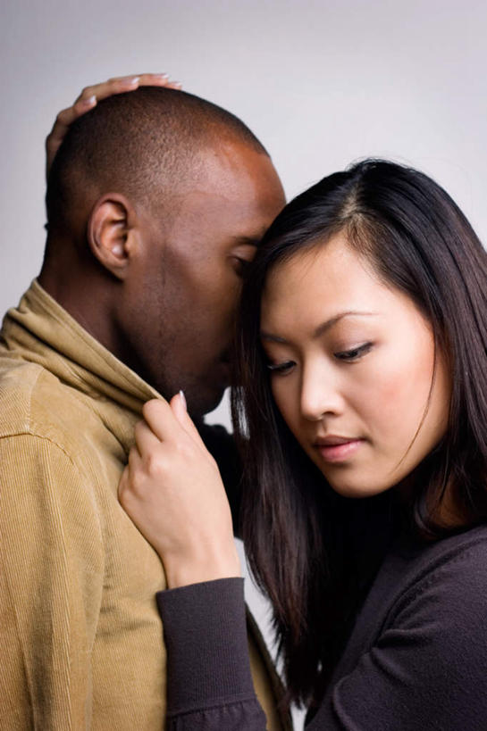 西方人,脸,头,脸颊,手,秃头,两个人,站,抱,摸,竖图,室内,白天,白色背景,侧面,爱情,欧洲,非洲,黑人,欧洲人,抚摸,浪漫,领子,衣领,肩膀,黑色,站着,温暖,温馨,手部,恩爱,恋人,摄影,影棚,抱着,和睦,搂着,男人,男性,年轻男性,年轻女性,女人,女性,非洲人,头部,长发,光头,无发,脸部,脸蛋,面部,情侣,触摸,怀抱,接触,搂,搂抱,相抱,拥抱,站立,半身,彩图,影棚拍摄,拍摄,伴侣,融洽