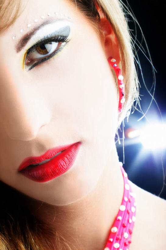 西方人,脸,头,眼睛,鼻子,嘴,脸颊,眉毛,睫毛,一个人,竖图,室内,特写,白天,正面,化妆,照明,欧洲,欧洲人,瞳孔,仅一个年轻女性,仅一个女性,仅一个人,光线,光泽,灯光,光芒,照射,注视,灯,蓝色,口红,灯具,观察,看,眼影,眼部,观看,聚光灯,照亮,察看,照明设备,红唇,关注,照耀,光辉,毫光,映照,年轻女性,女人,女性,白种人,头部,鼻,鼻孔,睫,脸部,脸蛋,眉,面部,眼,眼睫毛,眼眉,嘴巴,嘴唇,半身,彩图,眼眉毛