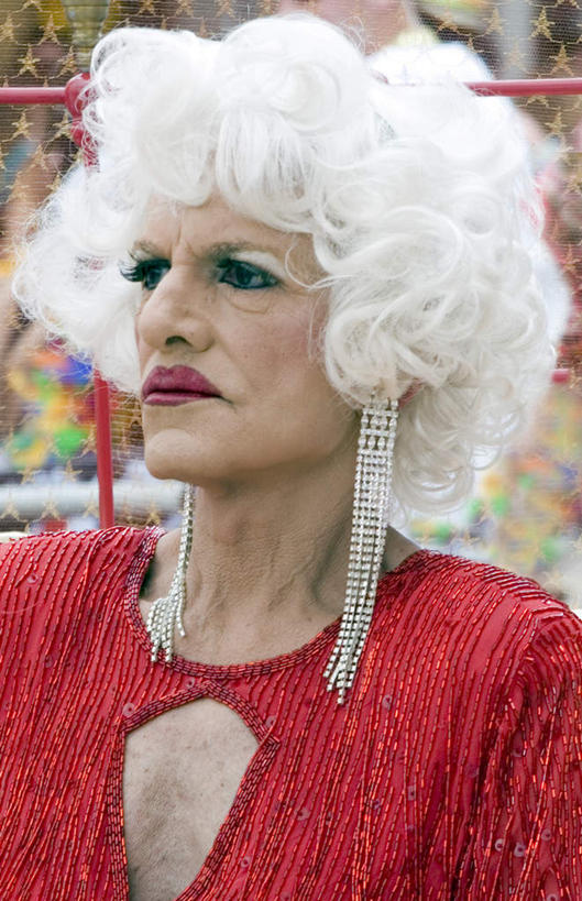 西方人,脸,头,脸颊,皱纹,头发,一个人,竖图,室外,特写,白天,正面,欧洲,欧洲人,仅一个女性,仅一个人,阴影,服装,装饰,光线,影子,星星,注视,休闲装,肩膀,衣服,红色,白色,阳光,观察,看,星形,休闲服,服饰,仅一个老年女性,观看,华丽,修饰,耳坠,点缀,察看,关注,五角形,衬托,美观,雅致,雅观,老年女性,女人,女性,白种人,头部,脸部,脸蛋,面部,五角星,半身,彩图