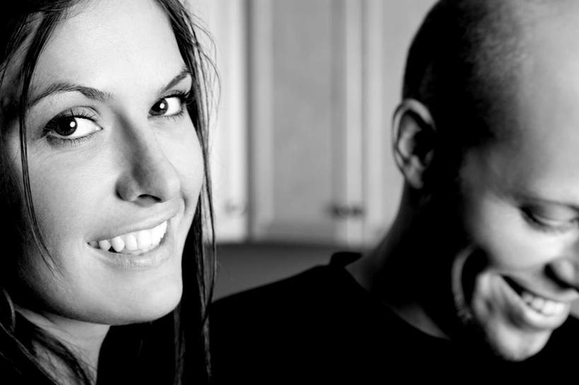 西方人,脸,头,脸颊,酒窝,秃头,两个人,夫妻,笑,微笑,露齿笑,横图,黑白,室内,特写,白天,正面,爱情,欧洲,黑人,欧洲人,阴影,光线,影子,浪漫,扭头,注视,低头,观察,看,转头,恩爱,恋人,观看,察看,关注,男人,男性,年轻男性,年轻女性,女人,女性,白种人,头部,光头,无发,脸部,脸蛋,面部,夫妇,情侣,半身,伴侣