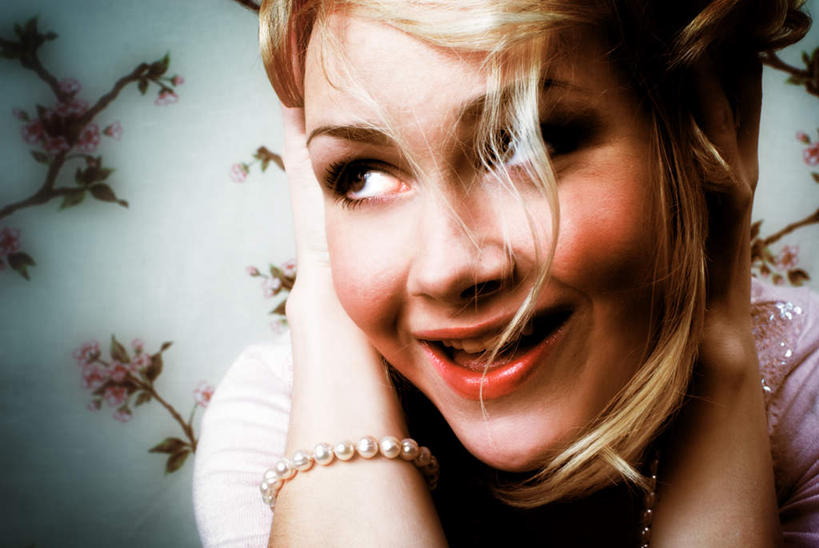 西方人,一个人,站,摸,横图,室内,白天,正面,壁纸,欧洲,欧洲人,仅一个年轻女性,仅一个女性,仅一个人,抚摸,花纹,服装,图案,墙,注视,休闲装,墙壁,墙面,衣服,手链,首饰,观察,看,站着,休闲,休闲服,摄影,服饰,影棚,观看,华丽,察看,关注,年轻女性,女人,女性,白种人,墙纸,触摸,接触,站立,半身,彩图,影棚拍摄,拍摄