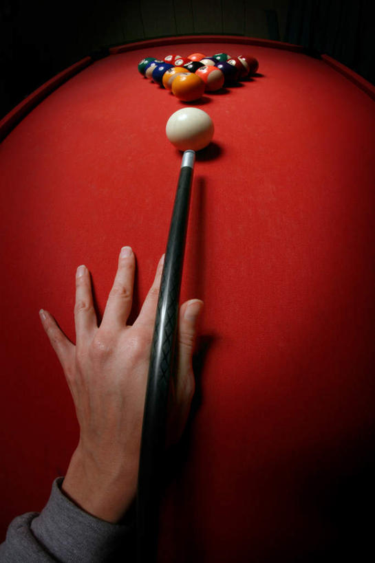 西方人,手,一个人,竖图,俯视,室内,特写,白天,台球,欧洲,欧洲人,仅一个男性,仅一个人,握,撞球,阴影,服装,反射,球杆,影子,拿,拿着,休闲装,运动器械,彩球,仅一个年轻男性,衣服,休闲,手部,休闲服,健身器械,握着,服饰,单手,台球桌,对准,瞄准,健身器材,斯诺克,斯诺克球,斯诺克台球,桌球,男人,男性,年轻男性,白种人,半身,彩图,高角度拍摄,运动器材