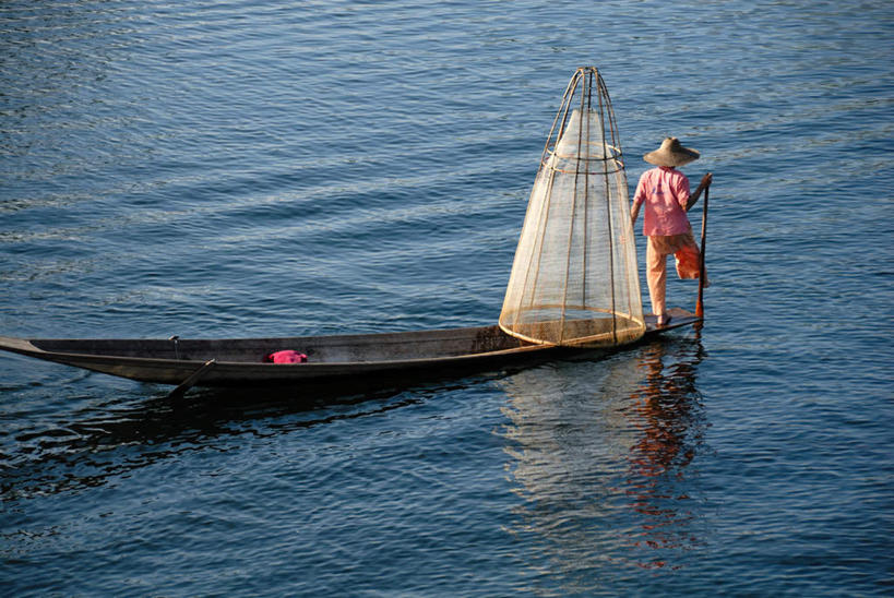东方人,一个人,站,横图,俯视,室外,白天,海浪,海洋,船,帽子,亚洲,仅一个男性,仅一个人,仅一个中年男性,握,阴影,波纹,服装,光线,草帽,影子,浪花,木船,拿,拿着,休闲装,黄种人,衣服,粉色,水纹,阳光,海水,交通工具,波浪,站着,休闲,休闲服,握着,服饰,渔网,渔具,舟,抓捕,载具,捕捞,鱼网,海景,拉网,捕捞工具,鱼篓,男人,男性,中年男性,亚洲人,大海,风浪,海,海水的波动,近岸浪,涌浪,站立,彩图,高角度拍摄,全身